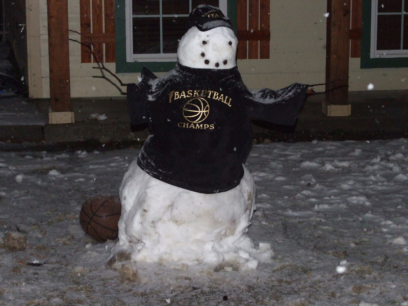 Image: Basketball champ — The Wallace family has the right idea. It’s NBA season and this snowman is in the playoffs and is totally ready to play.