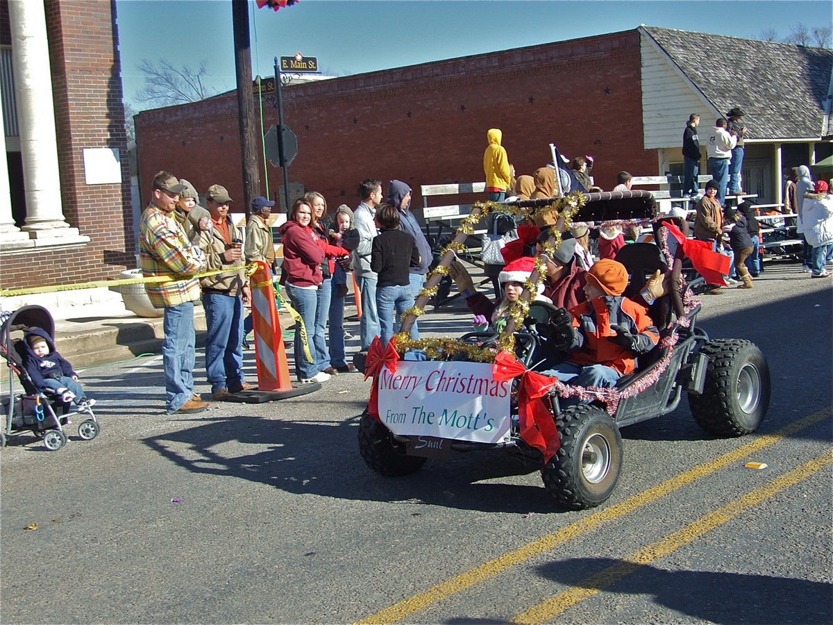 Image: The Mott Family — Now that’s a float as the Mott Family wishes everyone a Merry Christmas.