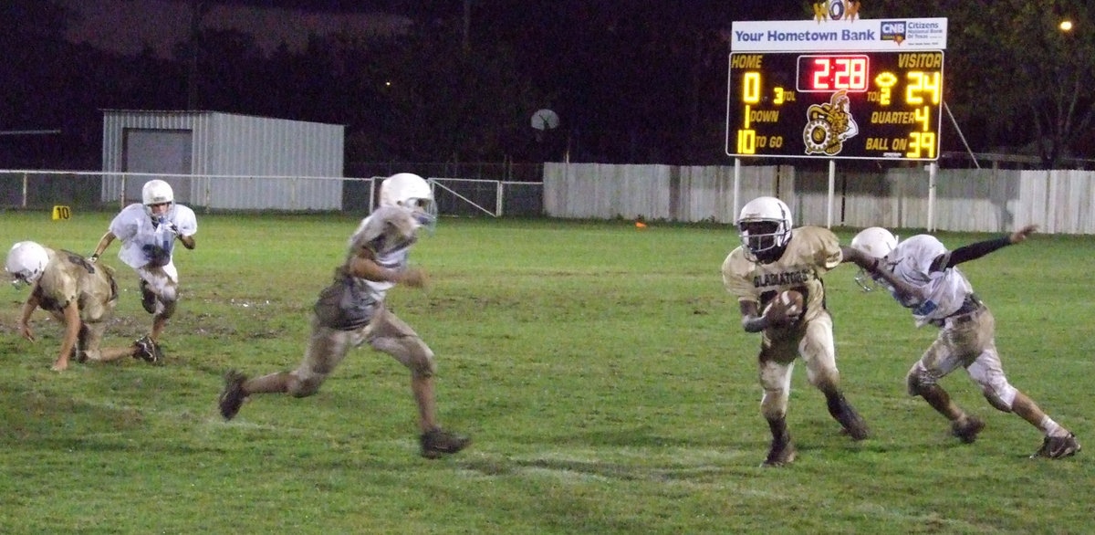 Image: Italy shrugs off a Bulldog as he tries to gain ground.
