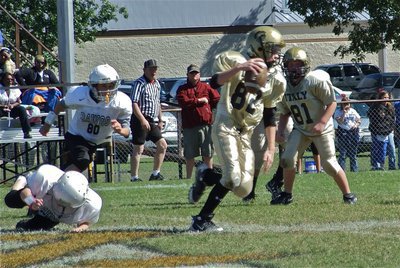 Image: Maynard keeps it — Austin Maynard is on the move against the Bulldogs.