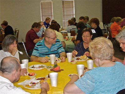 Image: Still eating… — Not a problem, plenty of time was allowed for eaters to enjoy the meal.