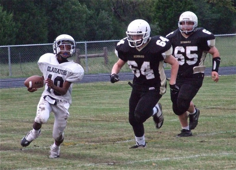 Image: Stick and move — Carson kept slipping under Hubbards best one, two punches.