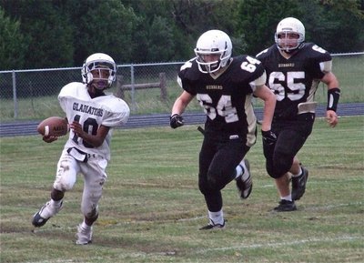 Image: Stick and move — Carson kept slipping under Hubbards best one, two punches.