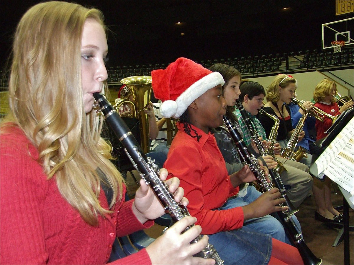 Image: The right notes — Jaclynn Lewis, KaBreona Davis, Desi Brooks, Kyle Fortenberry, Bailey Eubank and Mackenzie Davis-Goodwin play beautiful holiday music together.