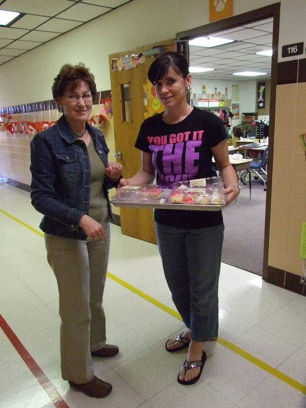 Image: Sharan Farmer & Jenna Chambers — Sharan Farmer and Jenna Chambers (PTO member) helps pass out cupcakes.