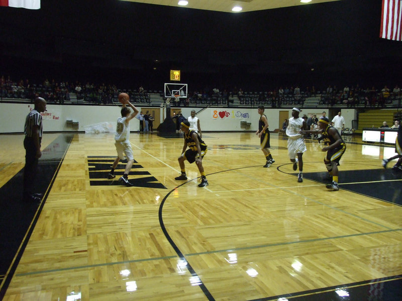 Image: Dan looks inside — Italy’s Dan Crownover #20 looked for answers inside and outside the lane against Itasca.