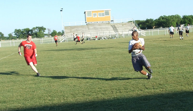 Image: Nice catch for Snoop — Snoop pushes for more yardage against Maypearl.
