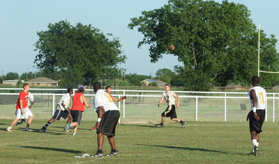 Image: A lob for Kyle — Jasenio lobs one to Kyle during the Maypearl game.