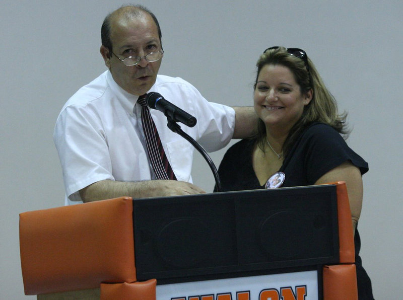 Image: Volunteer Award — Mrs. Gill receives the Volunteer Award from Mr. Del Bosque.