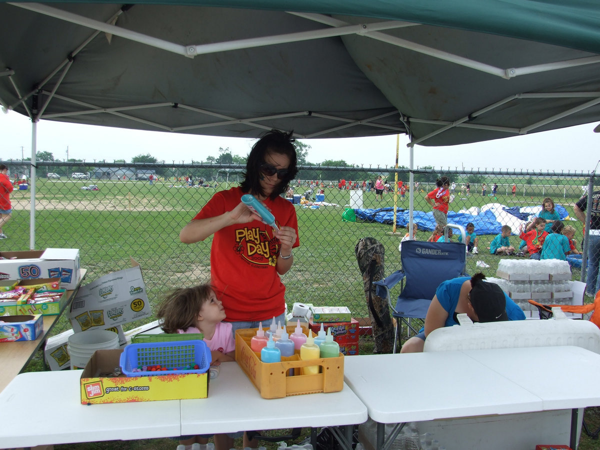 Image: PTO Concession Stand — Jenna Chambers and her daughter Morgan are busy whipping up a sweet concoction.