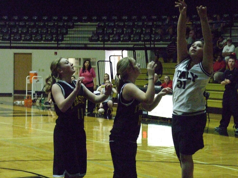 Image: Figueroa form — Italy’s #31 Monserrat Figueroa relies on good form to get a score against Itasca.