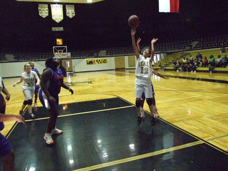 Image: Suaste Shoots — Getting open in the paint is Italy’s #12 Alma Suaste.