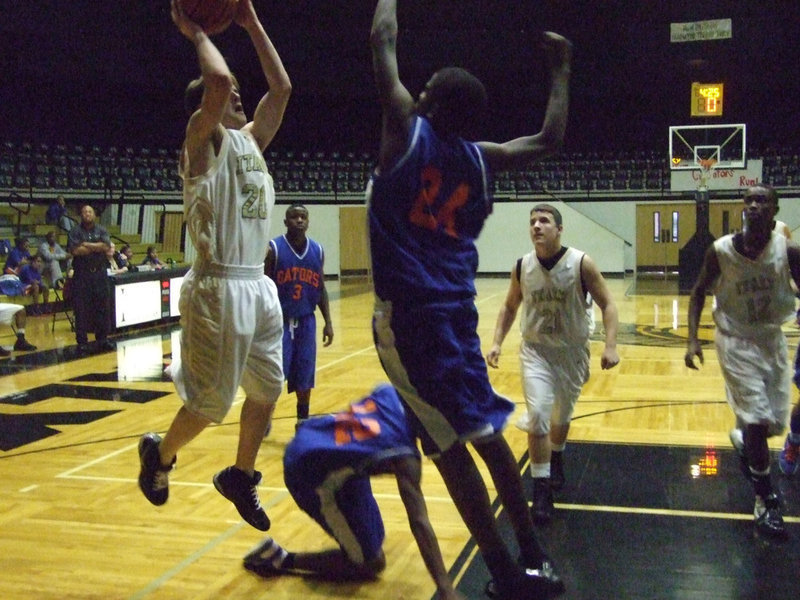 Image: Ashcraft Rolls — Ashcraft rolls over the Gateway Gator defense.