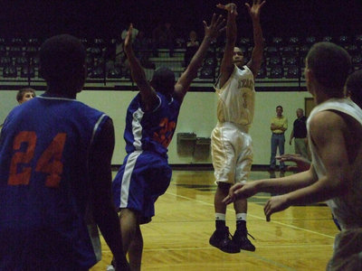 Image: Deandre Delivers — Italy’s Deandre Sephus #3 scores a jumper against the Gateway Gators.