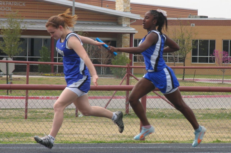 Image: Hand-off — Ra’tara Singleton handing off to Tapley Strange.