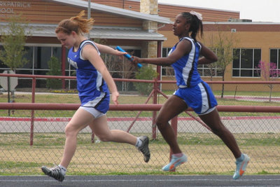 Image: Hand-off — Ra’tara Singleton handing off to Tapley Strange.
