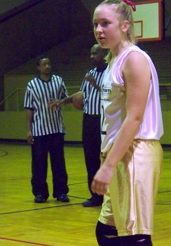 Image: Jaclynn Lewis — Italy 23’s #22 Jaclynn Lewis (6th grade) is ready to get the ball bouncing.