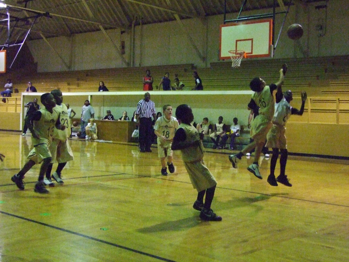 Image: From the corner — Christian Gatlin #16 challenges the shot from Lamondre Johnson #8. Johnson scored 8-points in the Italy vs Italy matchup.
