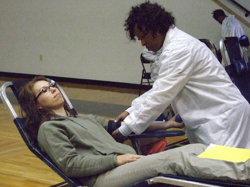 Image: Dana Hamby — Even IHS teachers are helping donate blood.