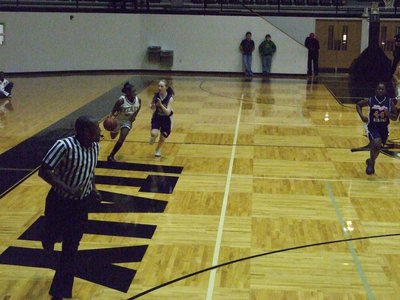 Image: On the Move — Italy breaks down the court on their way to a 34-4 victory over Red Oak Life.