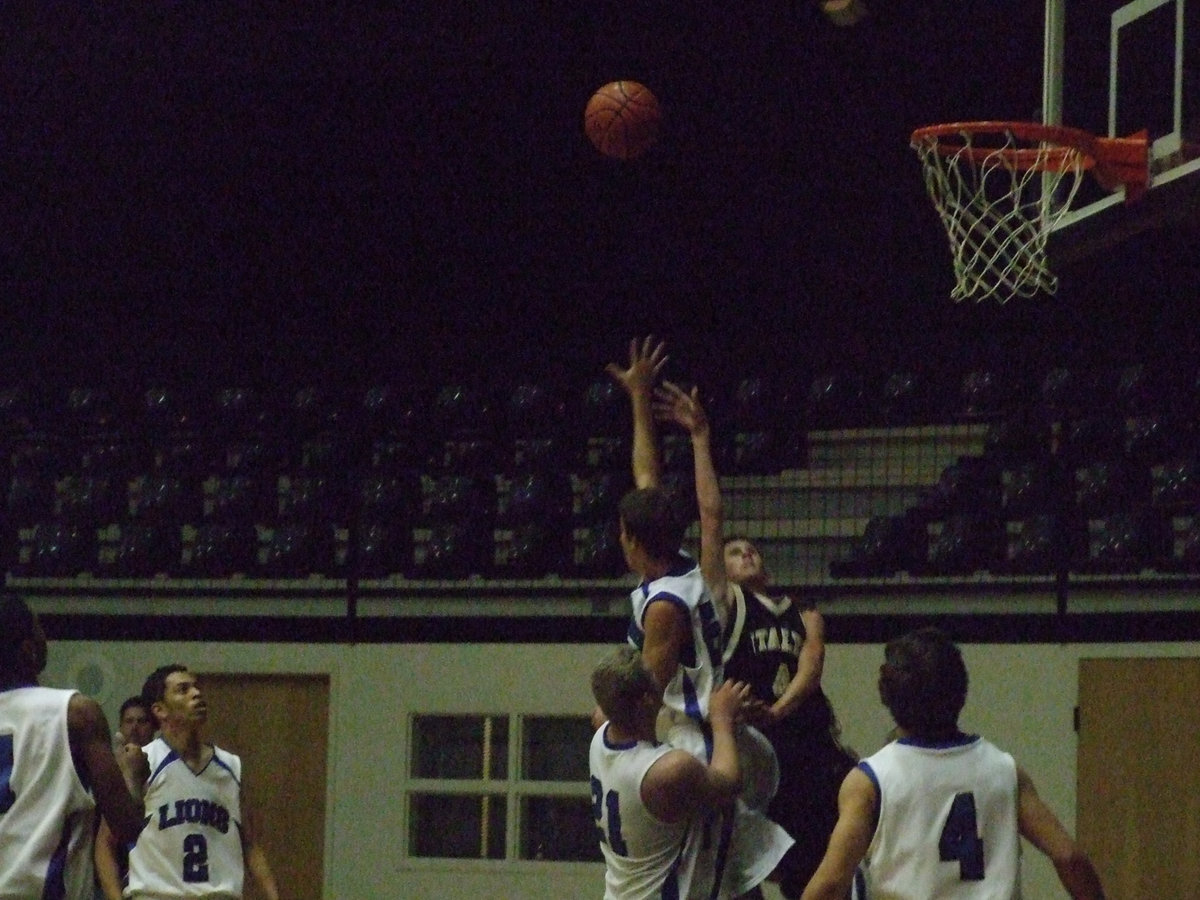 Image: Holden Let’s It Go — Italy’s #4 Jase “Know When To Hold’em” Holden let’s the shot go at the right time. Holden is an ace in the hole for Coach Mayberry.