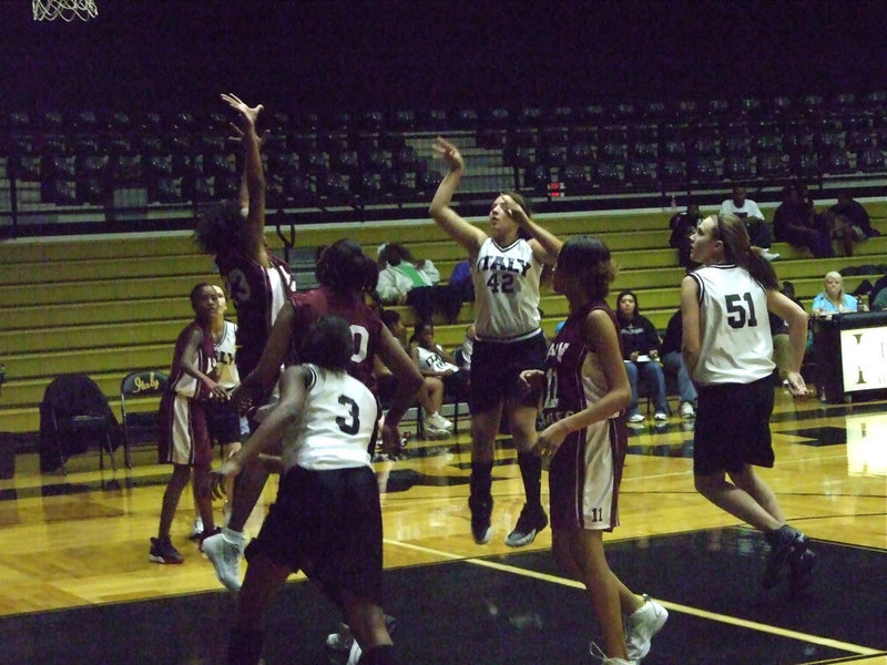 Image: Richards Flips — Italy’s #42 Alyssa Richards flips up a shot against the Lady Eagles.