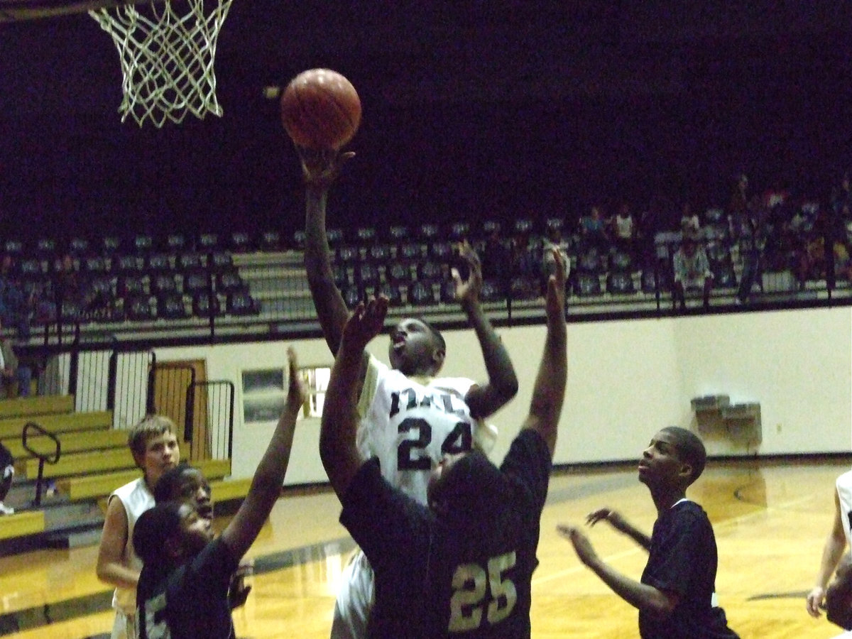 Image: Tyvion Towers — Towering over the Eagles is Italy’s #24 Tyvion Copeland.