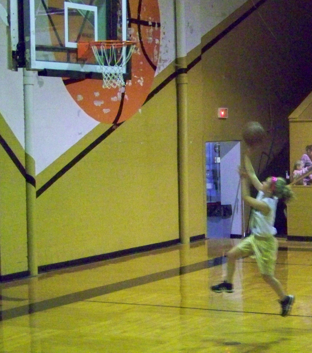 Image: Tara Wallis — Italy 23’s Tara Wallis #9 goes up for two of her 15-points.