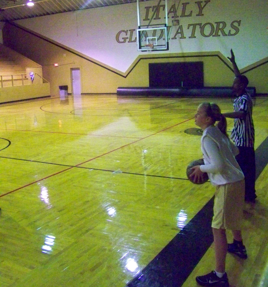 Image: Ready To Pass — Italy 23’s Madison Washington #11 looks to inbound the ball.