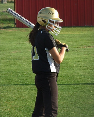 Image: Anna studies the mound — Italy’s Anna Viers evaluates Maypearl’s pitcher.