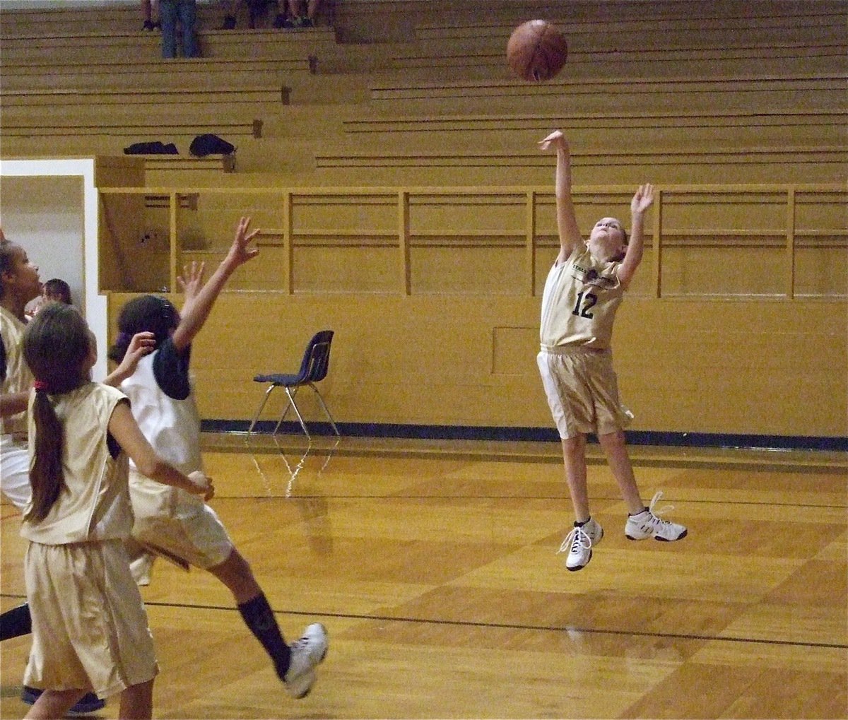 Image: Kirby Nelson scores — Kirby Nelson(12) works along the baseline for 2-points.