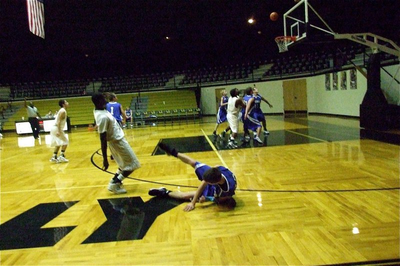 Image: 4-point play — Italy’s T.J. Cockran delivers the big one by nailing the triple and swishing in the and-1 for a rare 4-point play.