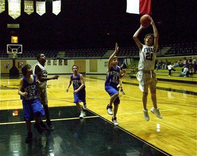 Image: A good look — Jordan Lemire(21) gets an open look in the second half against the Chargers.