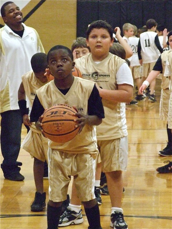 Image: Taron’s ready — Italy 21’s Taron Smith gets ready to take his free shot at halftime as head coach Edwin Wallace enjoys an 18-9 halftime lead.