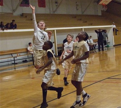 Image: Lance shoots — Italy 31’s Lance McClendon(12) leaps toward the goal as Italy 29’s Kevin Johnson(5) and Cameron Carter(11) try to slow his path.