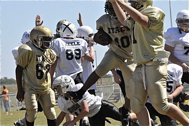 Image: IYAAs Majors (5th-6th) get a major win over the Dawson Bulldogs — The IYAA Majors offense celebrates a touchdown against the Dawson Bulldogs. The Majors won the contest 27-0 and improve their record to 2-1.