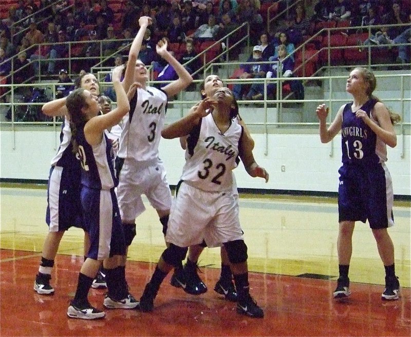 Image: Needing points — Kaitlyn Rossa(3) tries to score inside while Jaleecia Fleming(32) gets set to rebound.