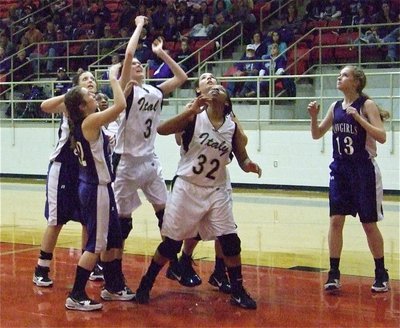 Image: Needing points — Kaitlyn Rossa(3) tries to score inside while Jaleecia Fleming(32) gets set to rebound.