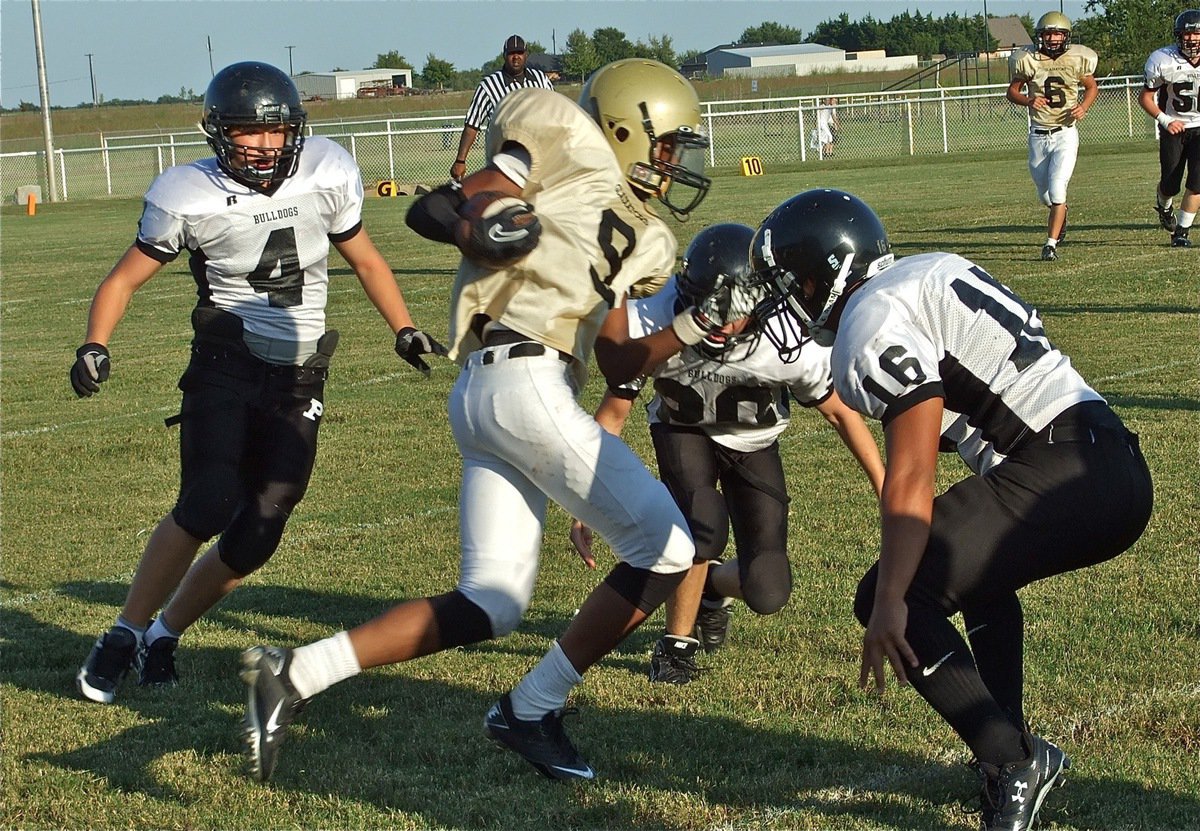 Image: Trevon runs after catch — Italy’s Trevon Robertson(9) gets yards after the catch.