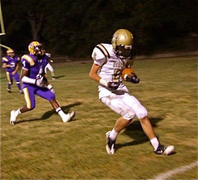 Image: Holden makes the catch — Italy’s Jase Holden(6) secures a touchdown pass from Jasenio Anderson before stepping out of bounds.