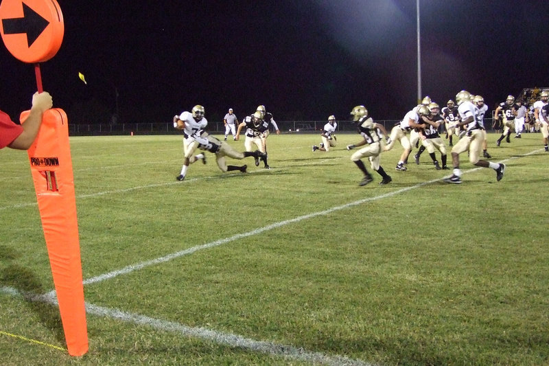 Image: Anderson runs — #7 Jasenio Anderson dragging a Jaguar with him, runs around the right side.