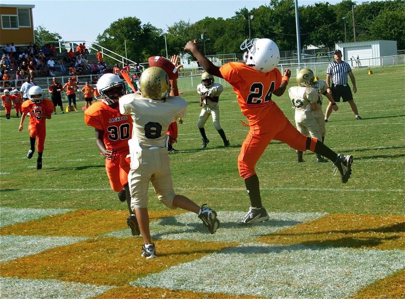 Image: Jacob goes for ball — Italy’s Jacob Wiser(8) tries to handle the deflected pass from Taron Smith in the endzone.