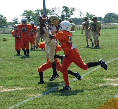 Image: Amazing catch! — The Italy Minors team tries to pass for the conversion against Ferris.