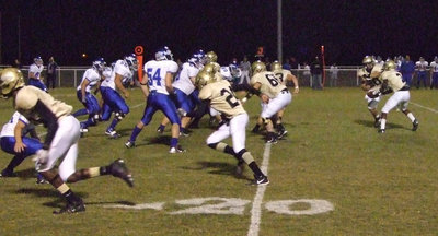 Image: The handoff — Jasenio Anderson hands off to Clay Major.