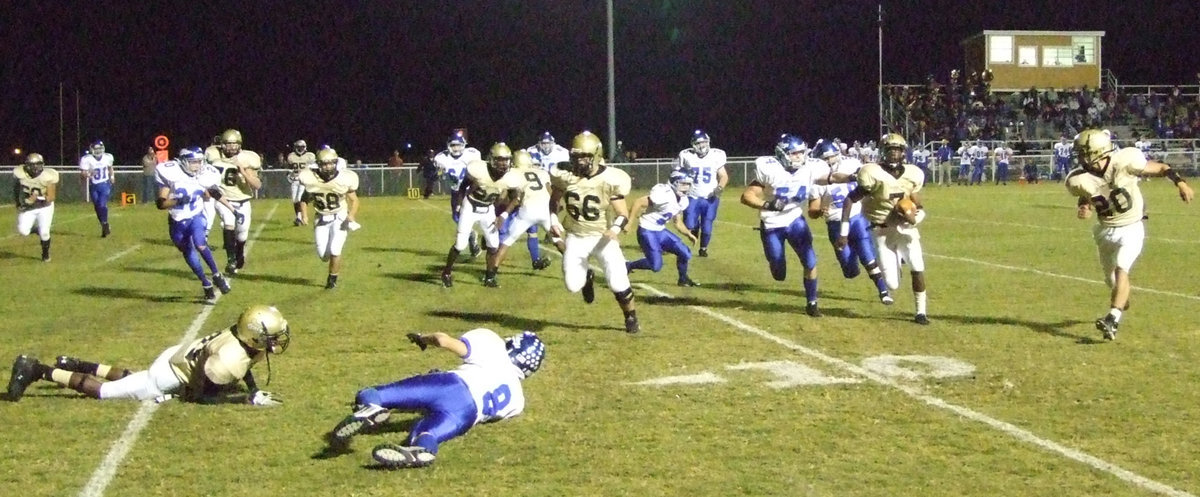 Image: Anderson runs — #7 Jasenio Anderson brings up the yardage for the Gladiators.