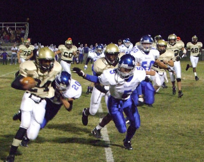 Image: Heath Clemons — The Bulldogs cannot stop the Gladiators.