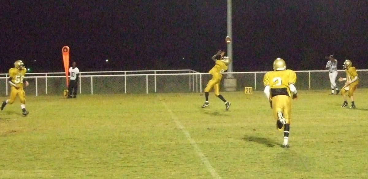 Image: Devonta Simmons — Simmons catching the ball on the 23 yard line.