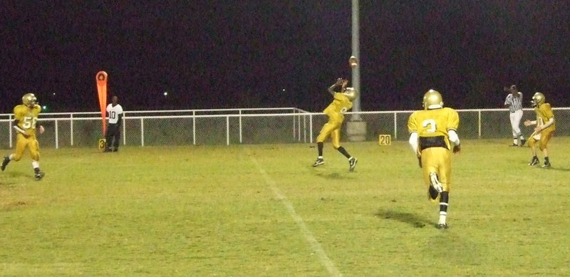 Image: Devonta Simmons — Simmons catching the ball on the 23 yard line.