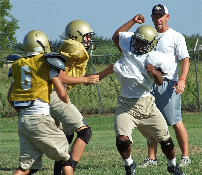 Image: Come out swinging — Italy’s noseguard Jalarnce Jamal Lewis(30) will assist the Gladiator defense in knocking out the Jaguars.