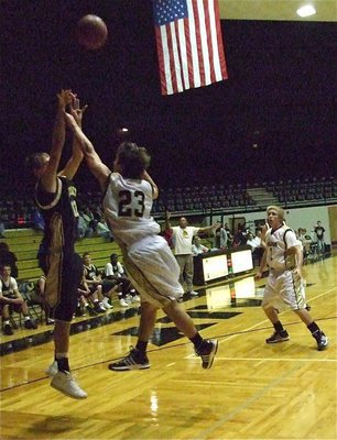 Image: Jase from outside — Italy JV player Jase Holden(4) made the Palmer Varsity squad work for their 1-point victory, 51-50 over Italy’s JV squad.